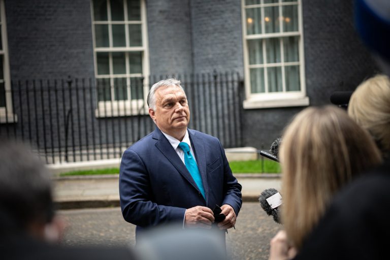 Angolul tartott sajtótájékoztatót Orbán Viktor Londonban