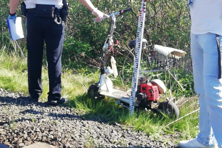 Tisztázatlan körülmények között rollerest gázolt egy vonat Pápánál