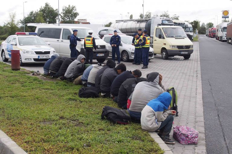 Letartóztatták az illegális bevándorlókat szállító embercsempészeket