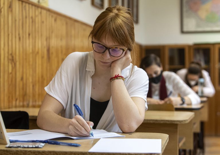 Lezajlott a magyar írásbeli érettségi, a diákok szerint nem volt nehéz