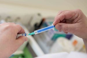 Világszerte javul a járványhelyzet, USA-ban már a 16 év felettiek is megkaphatják az oltást