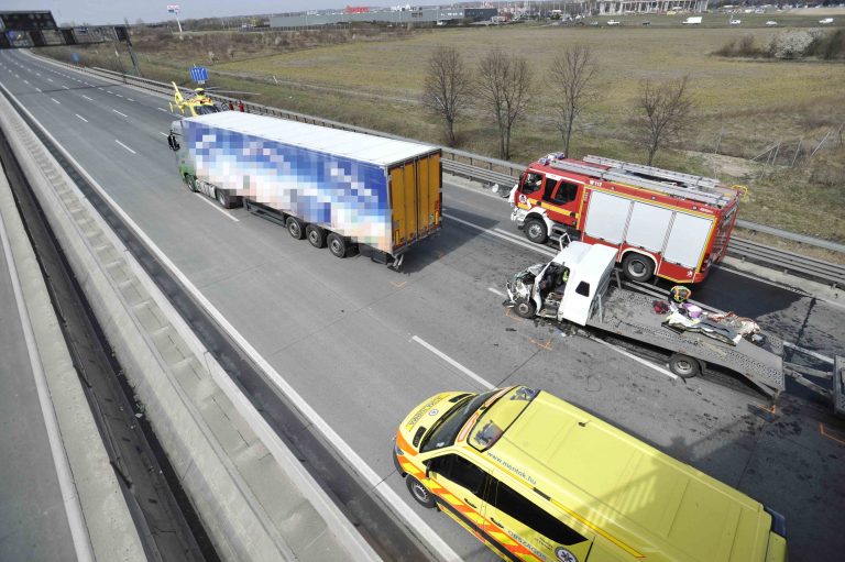 Kilenc kilométeres dugó alakult ki az M0-s autópályán egy tömegbaleset miatt