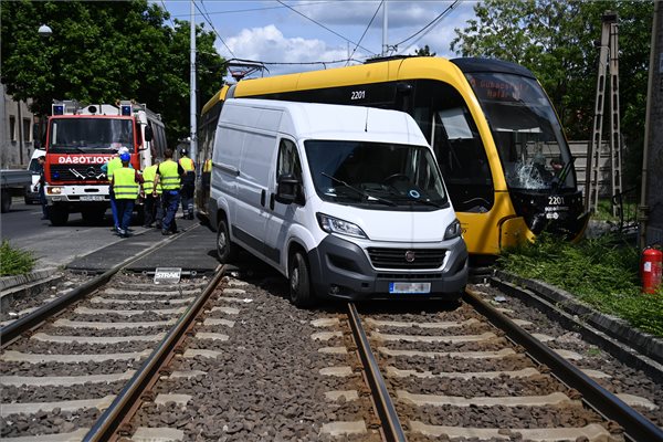 Kisiklott egy villamos Kőbányán, miután kisteherautóval ütközött (képekkel)