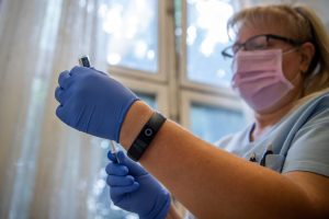 Még mindig küzdenek a Magyarországon élő külföldiek a védettségi igazolányért