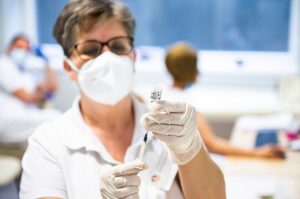 Itt vannak az új járványügyi számok: 101 új elhunyt, 420-an vannak lélegeztetőgépen