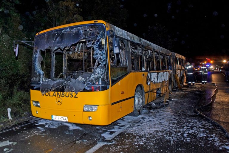 Képeken a teljesen kiégett Volánbusz az M7-es autópályáról