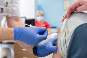 Friss magyar járványadatok: 161 új elhunyt és 1951 új beteg, 621-en vannak lélegeztetőgépen