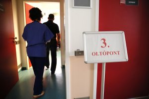 Megérkeztek az új magyar járványadatok: majdnem 100 alá zuhant az új áldozatok száma