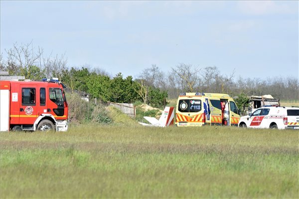 Lezuhant egy kisrepülő Törökszentmiklósnál, ketten megsérültek