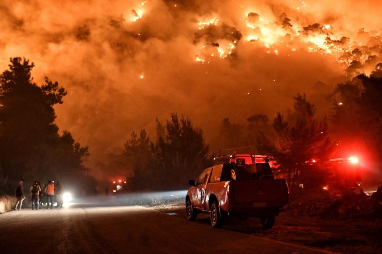 Hatalmas a tűz Athén mellett, már legkevesebb tíz falut evakuáltak
