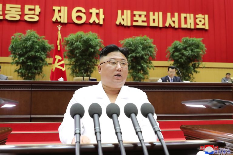 Észak-Korea szerint a vakcina „nem csodaszer”, hosszadalmas harcra figyelmeztetnek