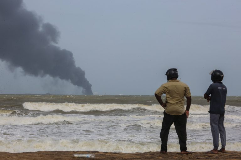 Több tonna műanyaggal borította be Srí Lanka partjait az égő konténerhajó