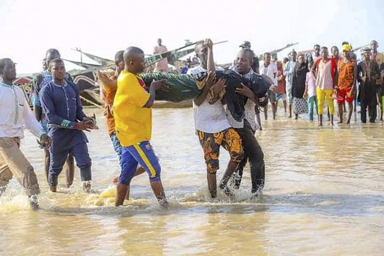 Több tucat holttestet találtak a nigériai mentők a hajótragédia után