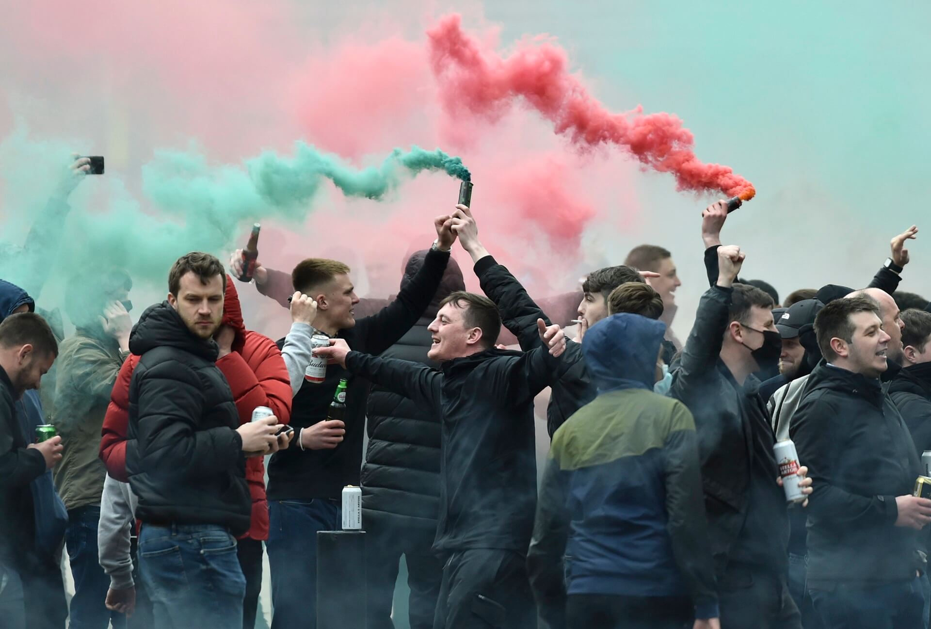 Vizsgálják, hogy az Old Trafford személyzete segített-e bejutni a Manchester United dühös szurkolóinak a pályára
