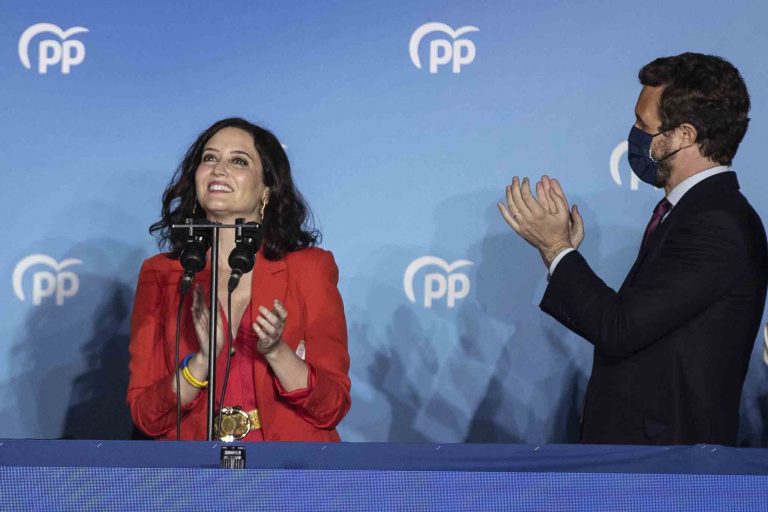 Koronavírus-zárlat ellen szónokló politikusnő nyerte a madridi tartományi választásokat