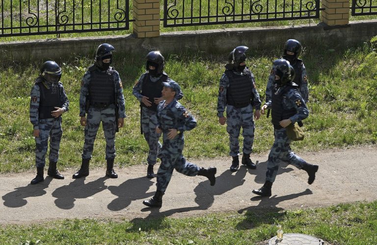 Videón, ahogy feladta magát a rendőröknek a kazanyi lövöldöző