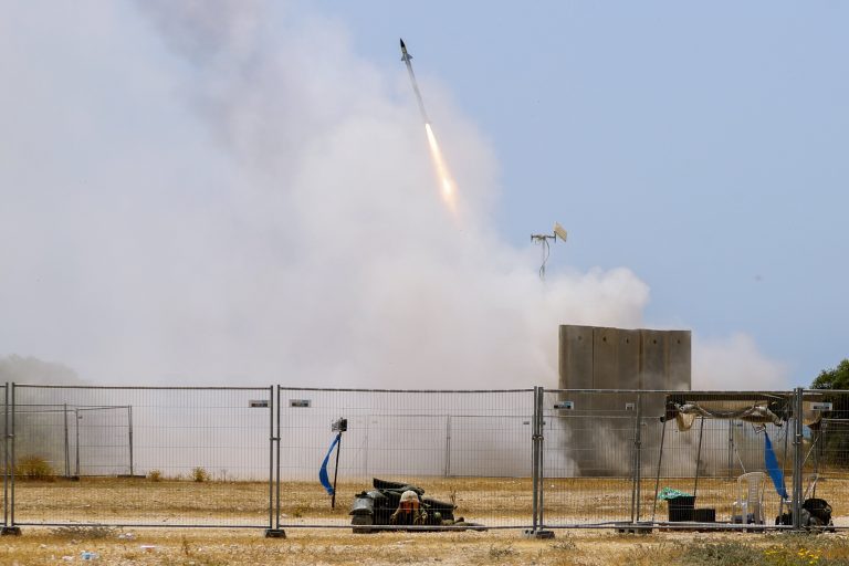 Videón, ahogy az izraeli Vaskupola-rendszer működésbe lép a palesztin bombákkal szemben