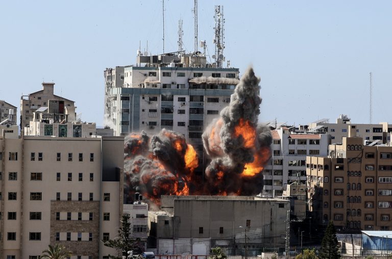 Az Al Jazeera élőben közvetítette, ahogyan lebombázzák irodájukat Gázában