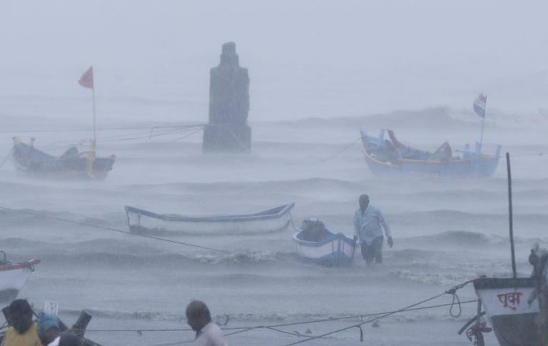 Két hajó is felborult a tengeren a súlyos ciklonok következtében, 410 embert keresnek