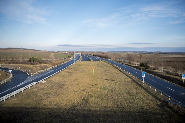 Ütközés volt Dunaszentgyörgynél, teljes lezárás van az M6-oson