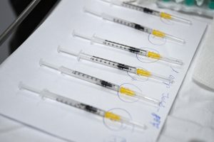 Népszava: második oltásra szánt Pfizer-vakcinákat is bevetettek a 4 millió oltott eléréséhez