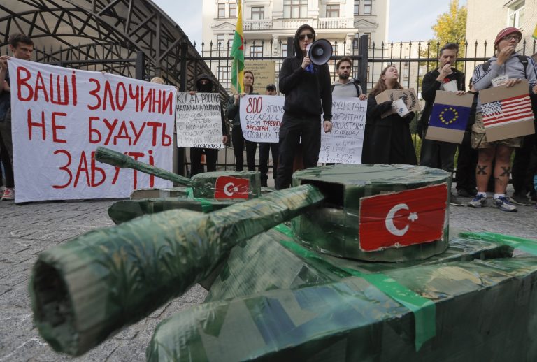 Kurd falukat bombáznak a törökök, akik helyére dzsihadisták költöznek