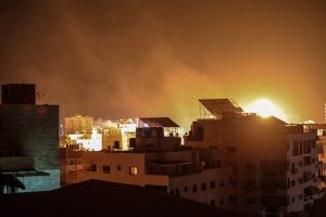 Egy kórházra is lecsapott az izraeli légierő, 200 felett a halálos áldozatok száma