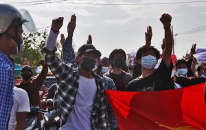 800 felett már a halálos áldozatok száma, feloszlatják a letartóztatott mianmari vezető pártját