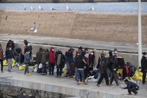 Hajótörést szenvedett egy menekültekkel teli hajó, 50 embert továbbra is keresnek
