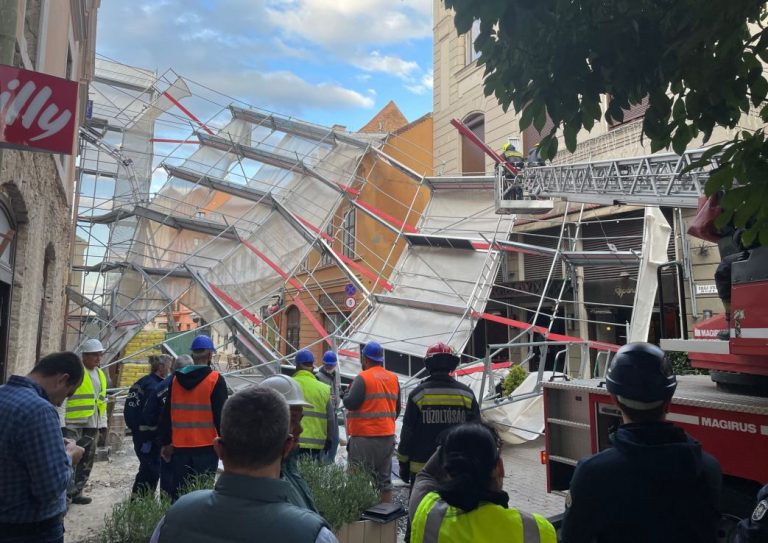 Megkezdte a nyomozást a rendőrség a bedőlt pécsi állványzat ügyében