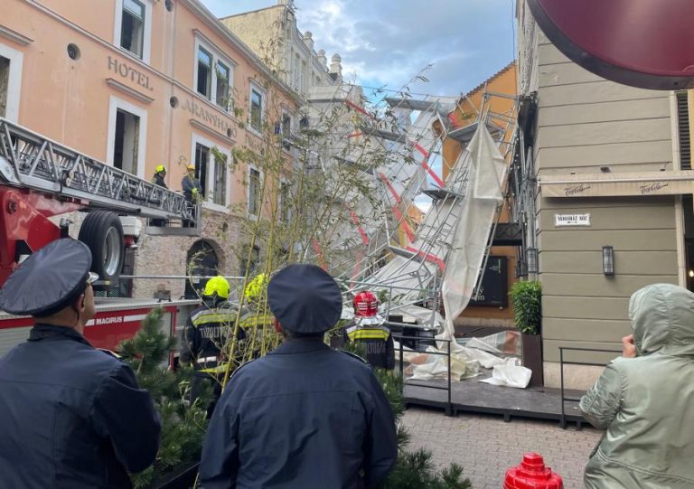 Videón, ahogy beomlik a pécsi étterem terasza fölött az építési állvány