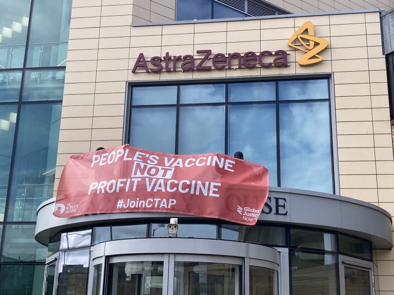 Az AstraZeneca brit központjánál szerveztek tüntetést, a vakcinák méltányos elosztását követelték