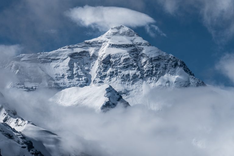 Koronavírus-járvány a Mount Everesten: tucatnyi hegymászót kellett evakuálni