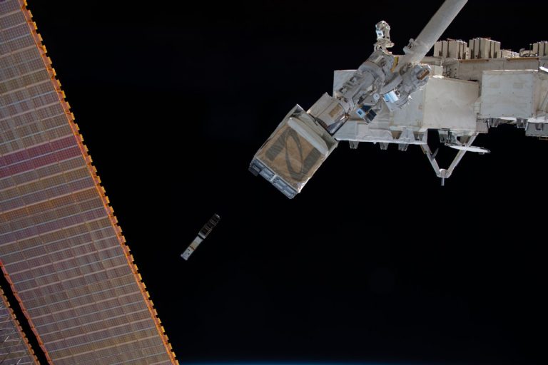 Szabad szemmel is látható, sziporkázó fényjelzéseket küldhet a Földre a NASA műholdja