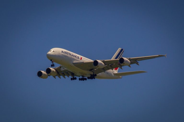 Bombariadó miatt evakuálták az Air France járatát a párizsi Charles de Gaulle repülőtéren