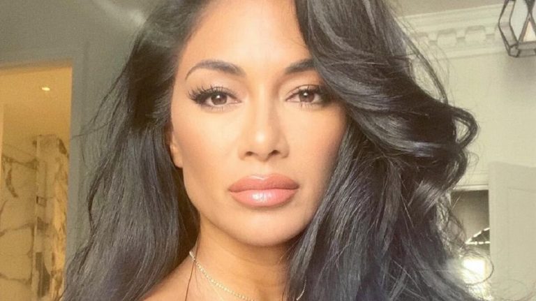 Nicole Scherzinger bikiniben sétálgat a forró homokban, őrületesen jól néz ki