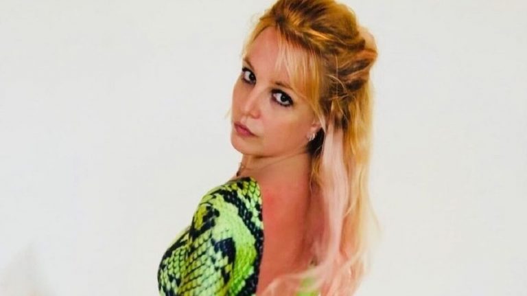 Úgy táncol Britney Spears a szexi pink bikinijében, hogy beleszédültünk