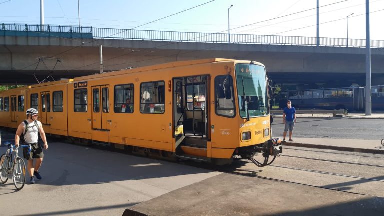 Elütött egy kislányt a villamos a Soroksári úton