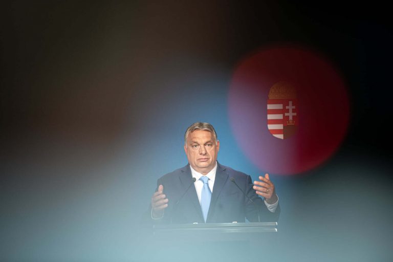 Orbán: a magyarok nem azt várják, hogy egy játékos megadja magát