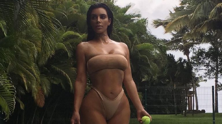 Ennél most nincs szexibb bikinis kép, Kim Kardashian tarolt