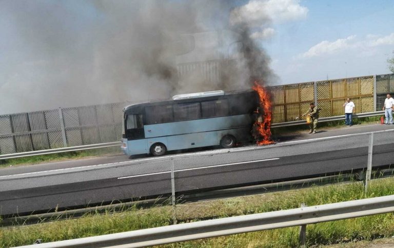 Kigyulladt egy busz az M3-ason Polgárnál