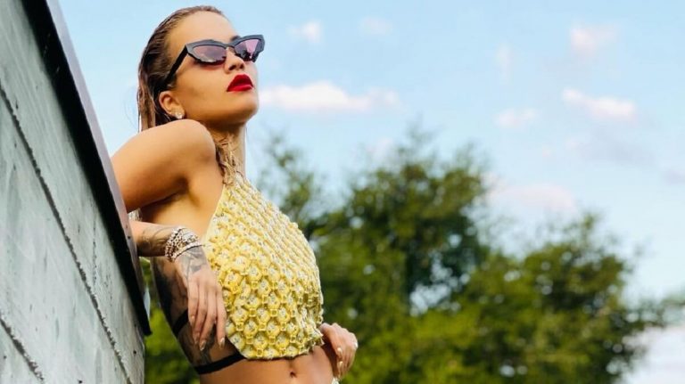 Rita Ora fehérneműt villantott, szexibb nem is lehetne