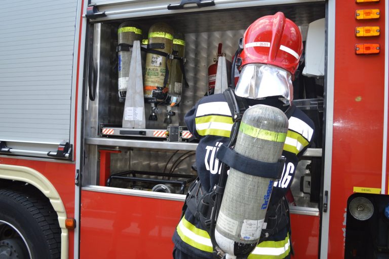 Három családi ház lángol Egerben, hat tűzoltóautóval oltják a tüzet
