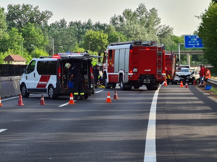 Az M2-esen érte baleset a fóti önkéntes tűzoltókat