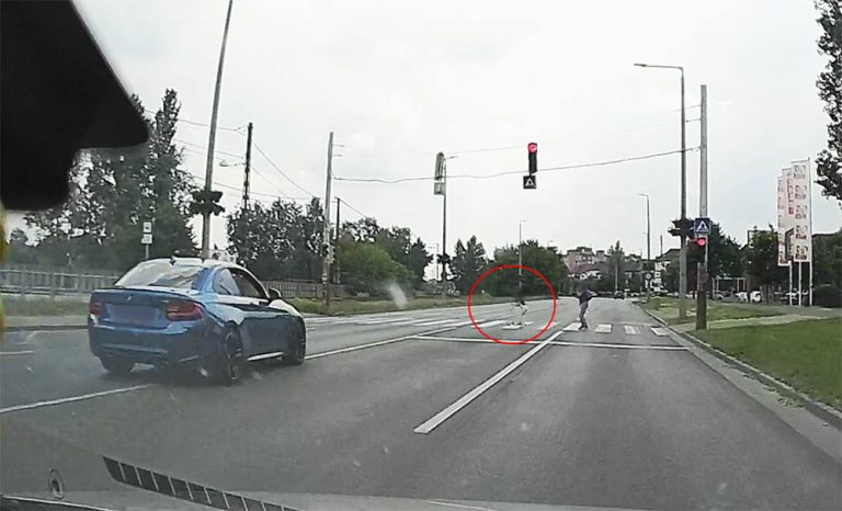 Anyuka és kislánya át akartak kelni a zebrán, egy BMW-s majdnem elütötte a gyermeket (videóval)