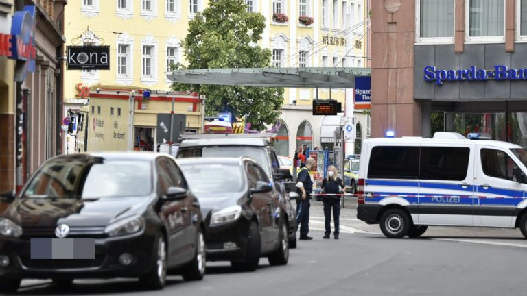 Késeléses támadás történt a németországi Würzburgban, három ember meghalt, hat pedig megsérült (videóval)