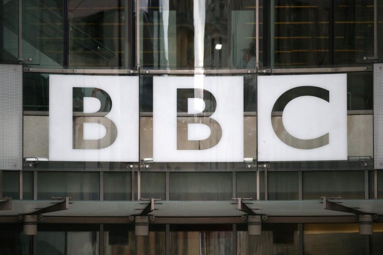 A BBC megtiltja a fehéreknek, hogy gyakornoki állásra jelentkezzenek