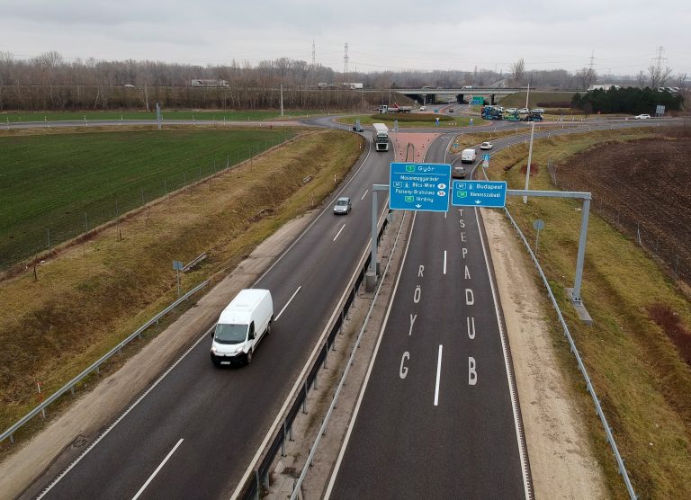 Embercsempész okozott balesetet az M1-esen, hét menekült is megsérült