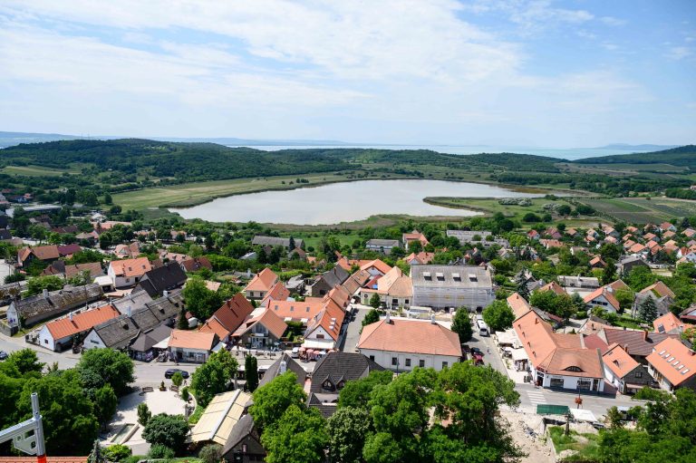 Egymillió forintos havi fizetést kérhetnek el a szakácsok a Balatonnál