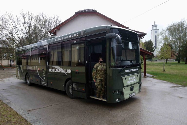 Könnyek között vonultak ki a katonák a magyar kórházakból